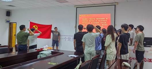 一群人在餐厅里 AI 生成的内容可能不正确。